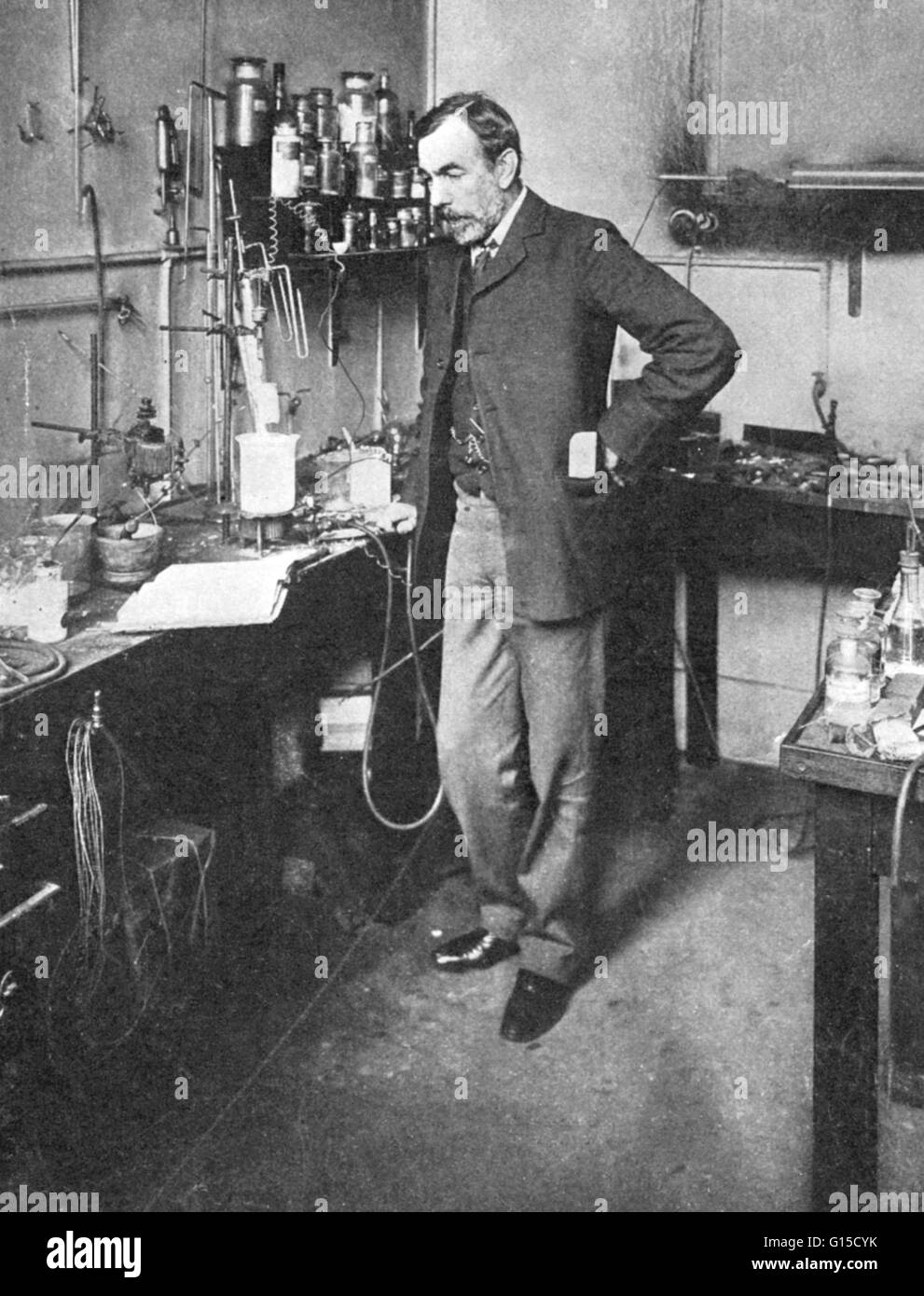 William Ramsay (2 octobre 1852 - 23 juillet 1916) était un chimiste écossais. Il a étudié en Allemagne en vertu de Bunsen, d'obtenir son doctorat en 1873. Après des années d'enseignement, il a commencé des recherches sur l'azote en 1892. L'azote puisé dans l'air a été montré pour être heav Banque D'Images