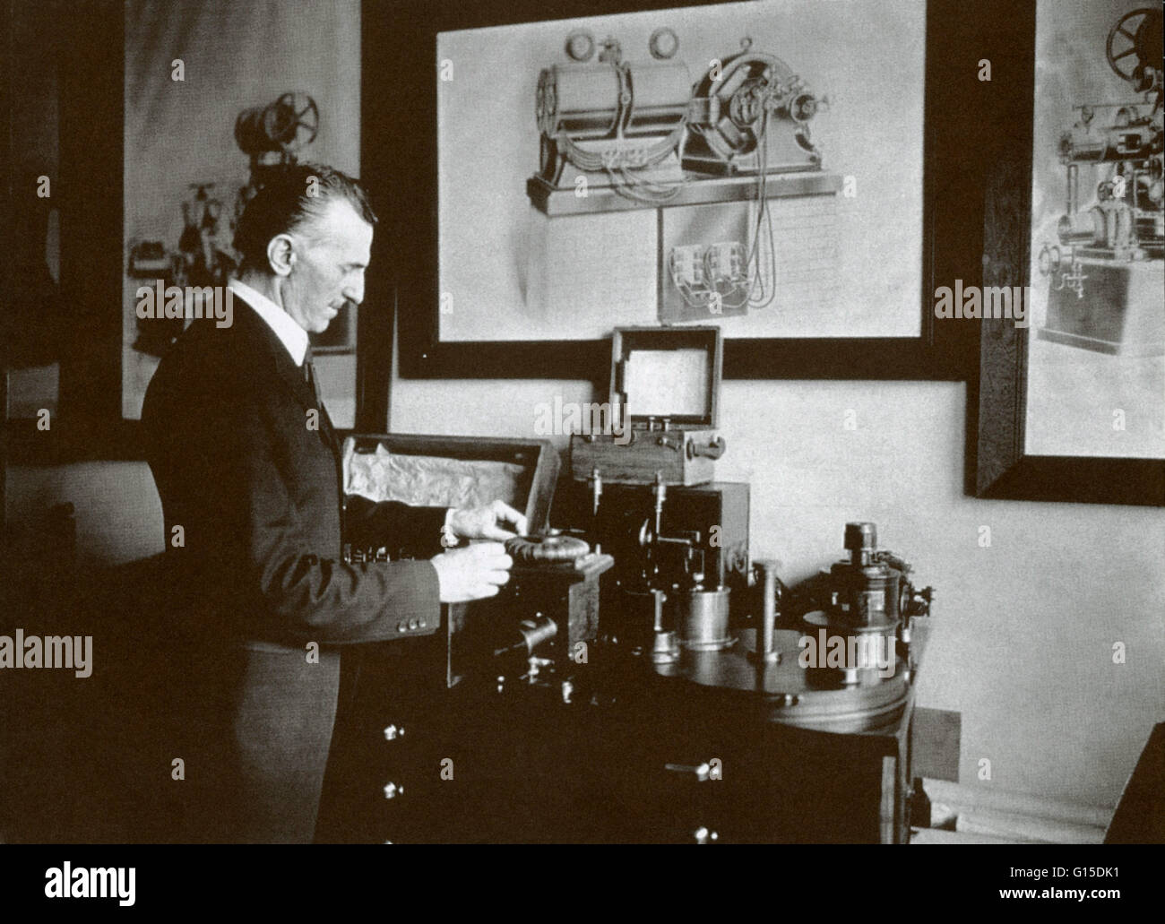 Tesla dans son bureau en 1916, la démonstration d'un appareil électrique. Nikola Tesla (10 juillet 1856 - 7 janvier 1943) était un Serbian-American inventeur, ingénieur en mécanique, ingénieur en génie électrique, et futuriste. Il a été un contributeur important à l'utilisation de comme Banque D'Images