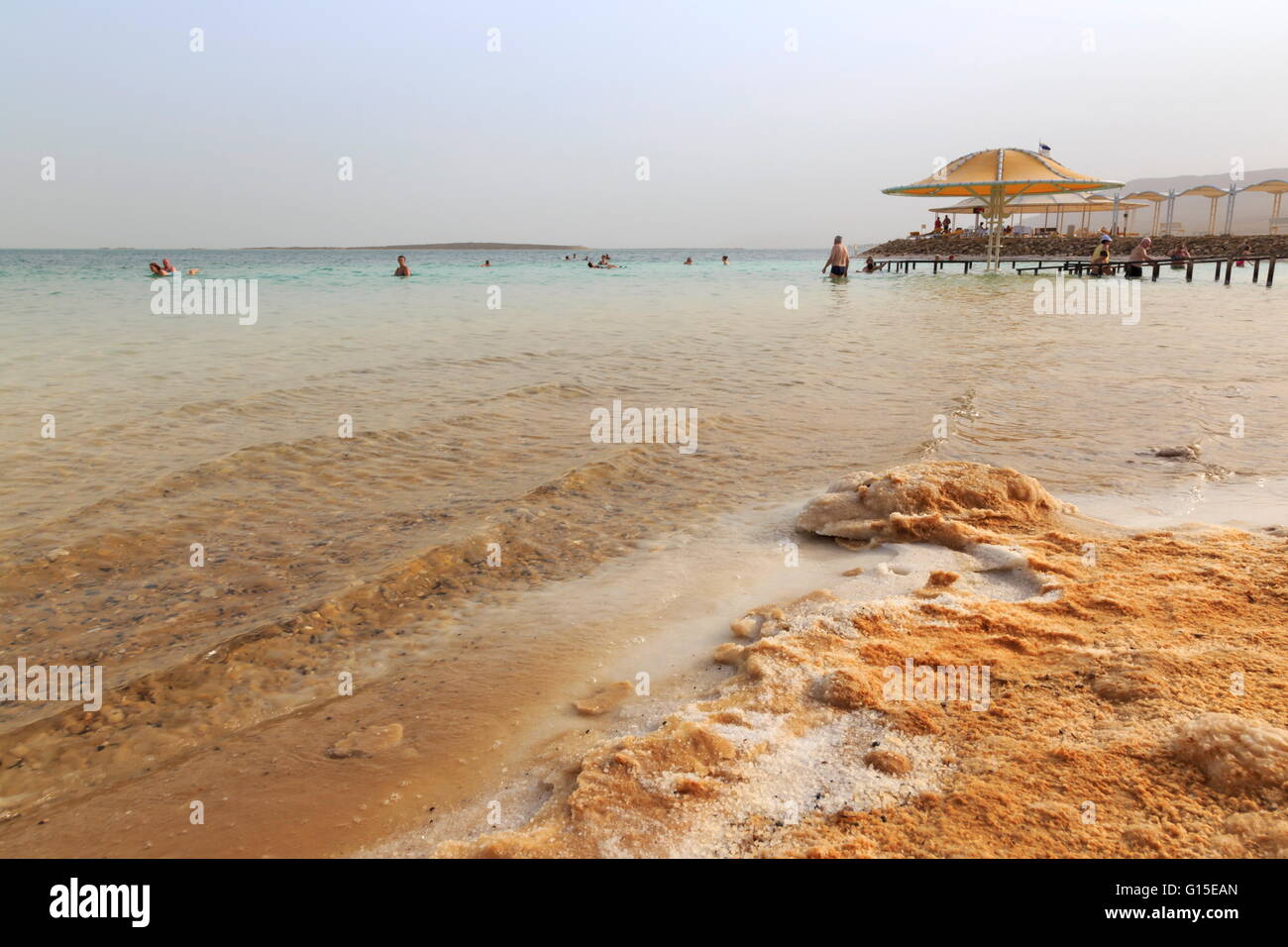 Les baigneurs dans la mer Morte, avec des rives salées, Ein Bokek (En Boqeq) plage, Israël, Moyen Orient Banque D'Images