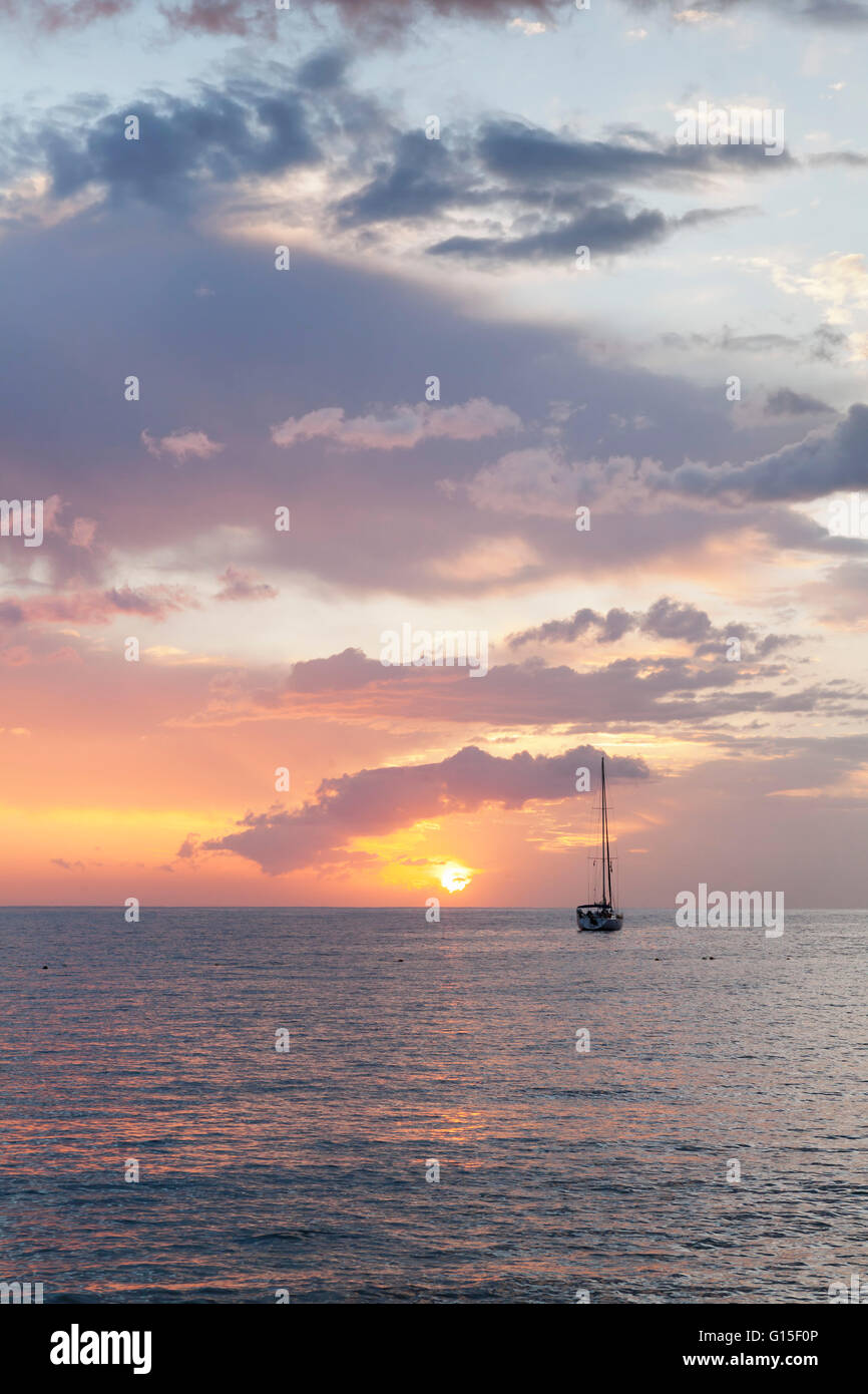 Bateau à voile au coucher du soleil, Playa de Los Cristianos, Los Cristianos, Tenerife, Canaries, Espagne, Europe Banque D'Images