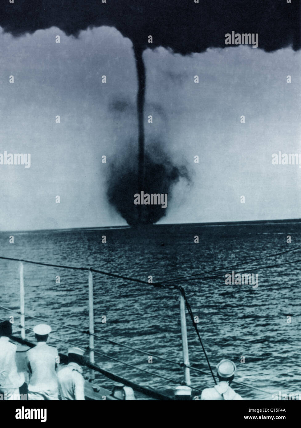 Une trombe marine est une colonne de petit diamètre de l'air tourbillonnant rapidement en contact avec une surface de l'eau. Les trombes marines sont presque toujours produits par un cumulus de plus en plus rapidement. Ils sont une forme d'entonnoir ou partie tubulaire d'un nuage sur l'océan ou d'un autre organisme Banque D'Images