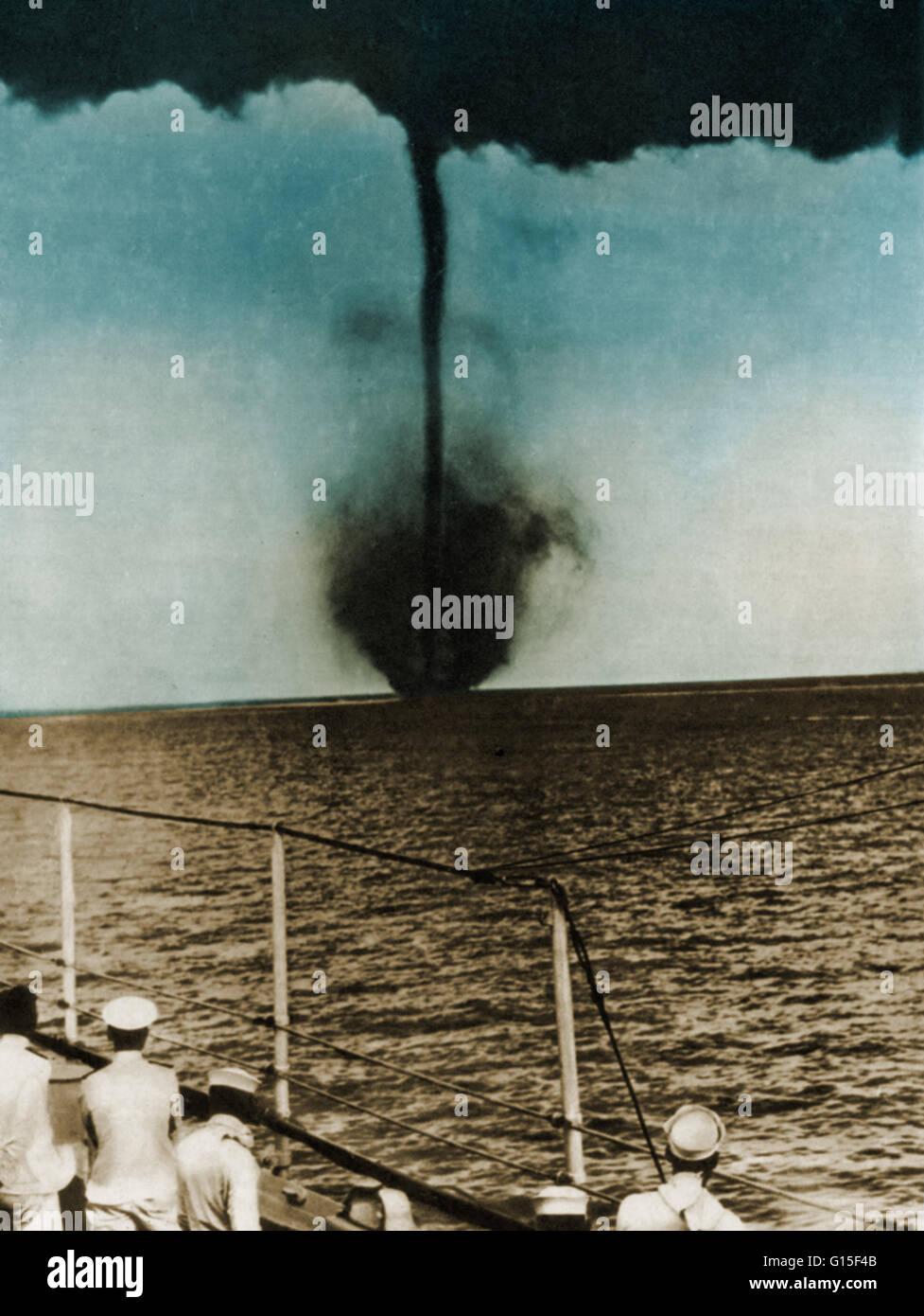 Une trombe marine est une colonne de petit diamètre de l'air tourbillonnant rapidement en contact avec une surface de l'eau. Les trombes marines sont presque toujours produits par un cumulus de plus en plus rapidement. Ils sont une forme d'entonnoir ou partie tubulaire d'un nuage sur l'océan ou d'un autre organisme Banque D'Images