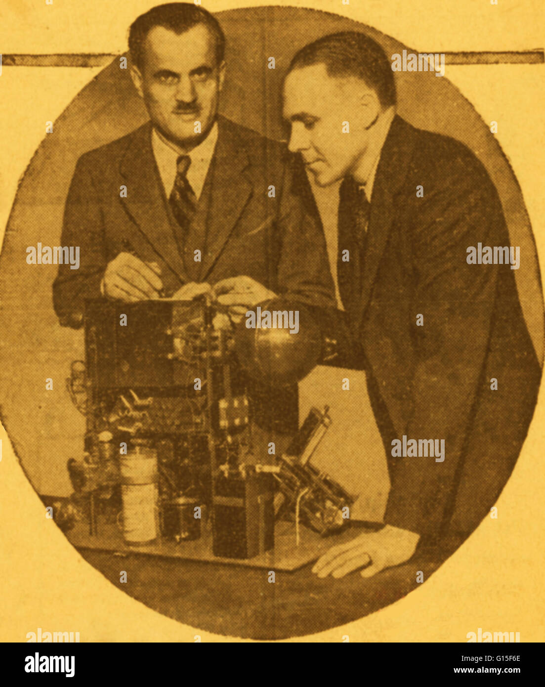Le Dr Arthur Compton (à gauche) et son assistant, le Dr Richard L. Doan regarder au-dessus de nouveaux équipements que M. Compton a construit pour l'enregistrement de l'intensité des rayons cosmiques dans la stratosphère. L'équipement sera porté dans la stratosphère sur un ballon et le moi Banque D'Images