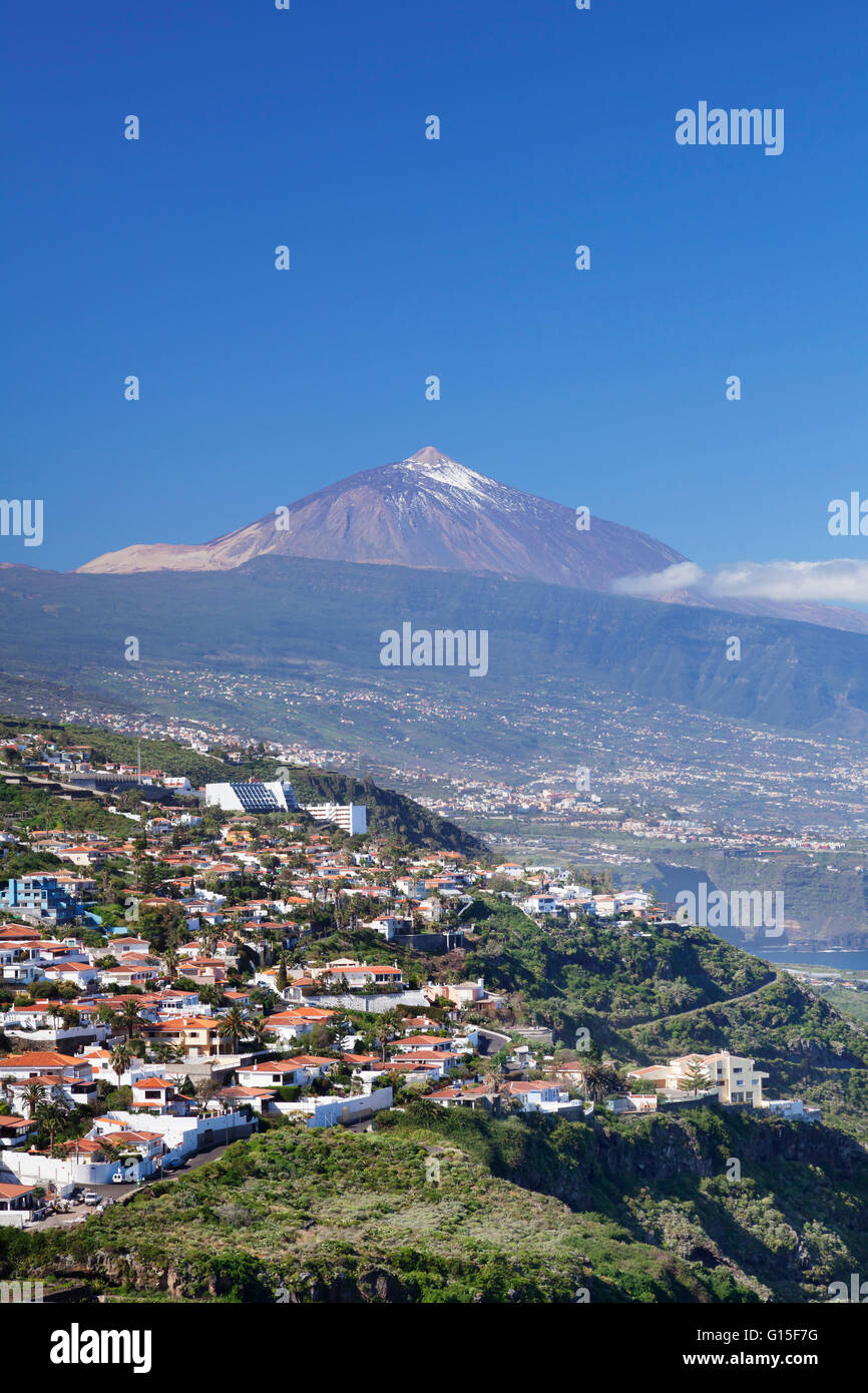 Vue depuis El Sauzal à Puerto de la Cruz et Pico del Teide, Tenerife, Canaries, Espagne, Europe Banque D'Images