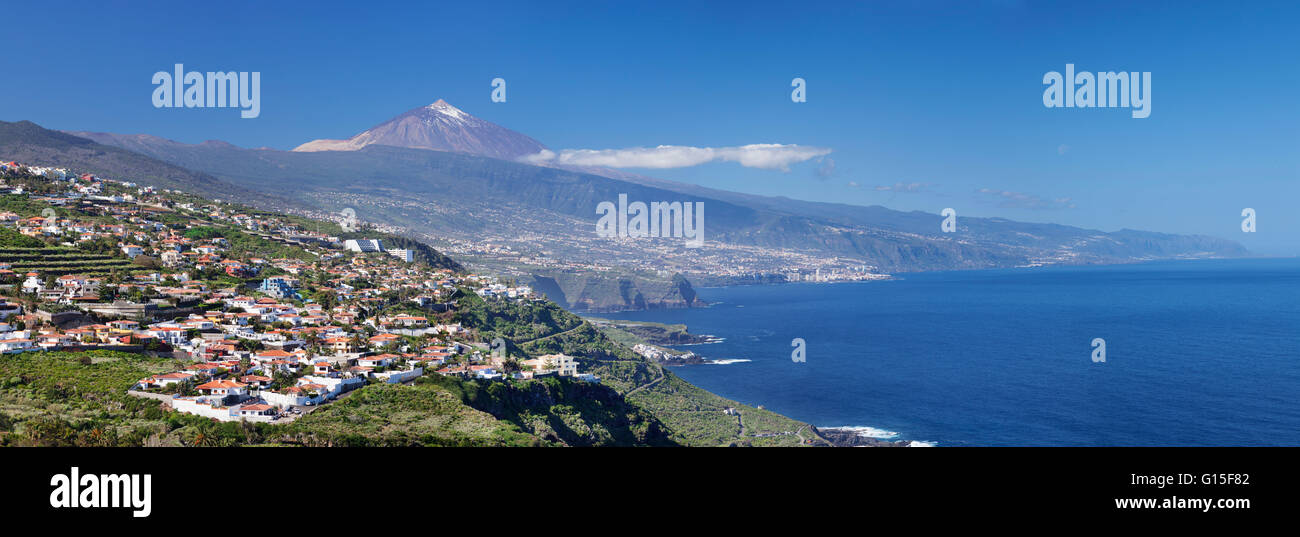 Vue sur la vallée de la Orotava sur la côte nord et Puerto de la Cruz et Pico del Teide, Tenerife, Canaries, Espagne, Europe Banque D'Images