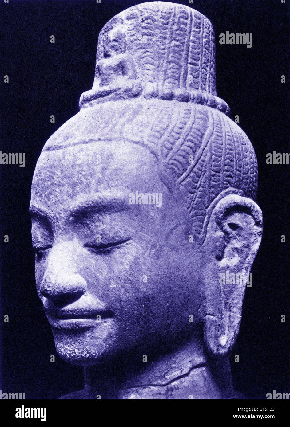 Tête de Lokeshvara khmer, la pierre, le Cambodge. 12 et 13 ème siècle. Lokeshvara, traduit comme "celui qui donne sur le monde", est l'incarnation de la compassion dans le Bouddhisme Mahayana. Cette sculpture représente Amoghapasa Lokeshvara, qui est le fils spirituel de Bouddha suis Banque D'Images