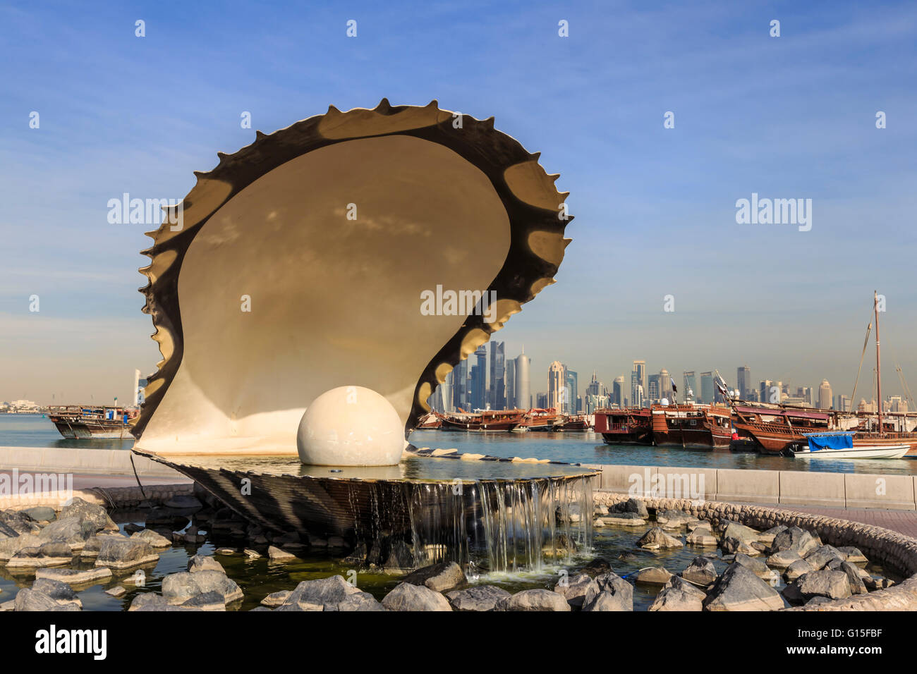 Les boutres amarrés Monument avec perle et moderne de la ville de West Bay, à partir d'Al-Corniche, Doha, Qatar, Moyen-Orient Banque D'Images