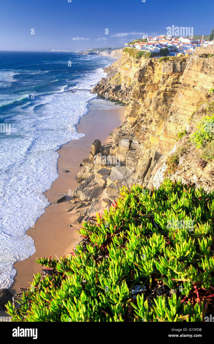 Vue de dessus des vagues se brisant sur les hautes falaises de Praia das Maçãs, Sintra, Portugal, Europe Banque D'Images