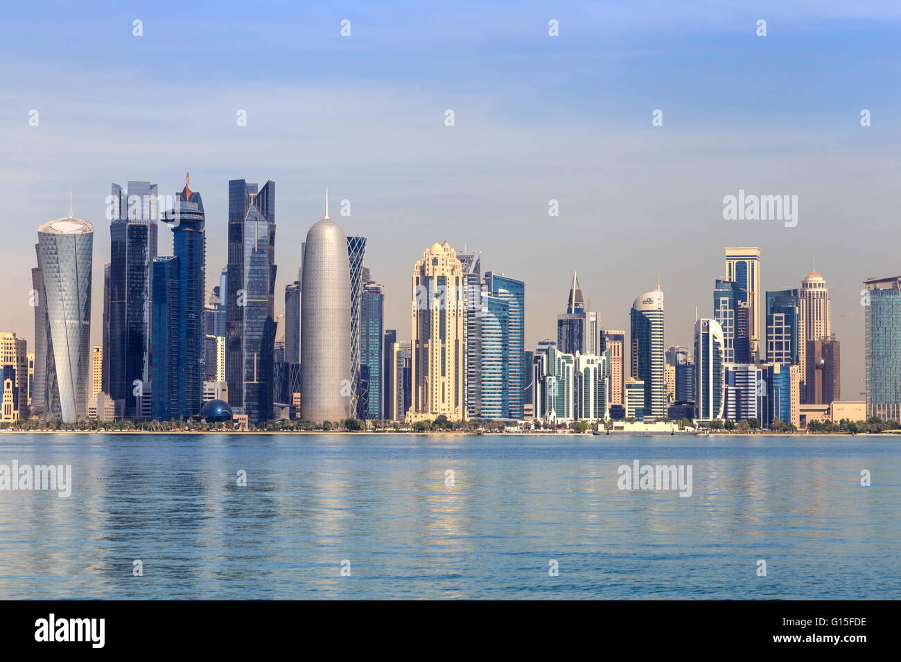 La ville moderne de West Bay, à travers les eaux calmes de la baie de Doha, à partir de le boutre Harbour, Doha, Qatar, Moyen-Orient Banque D'Images