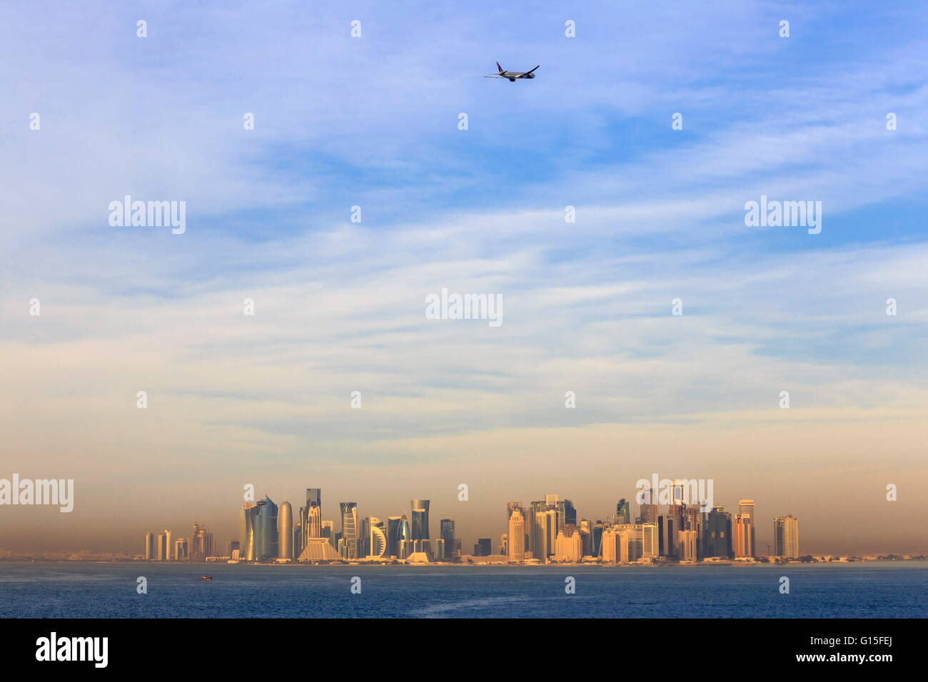 Avion à réaction après son décollage de l'Aéroport International Hamad, vu au-dessus de la ville de Doha, Qatar, mer Moyen Orient Banque D'Images