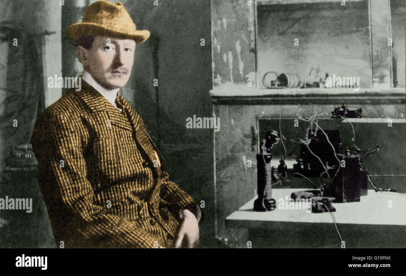 Marconi en décembre 1901 à Signal Hill, à Saint-Jean, Terre-Neuve, avec les instruments utilisés pour recevoir la première transatlantique signaux sans fil. Guglielmo Marconi (25 avril 1874 - 20 juillet 1937) était un inventeur italien, connu comme le père de longue distance r Banque D'Images