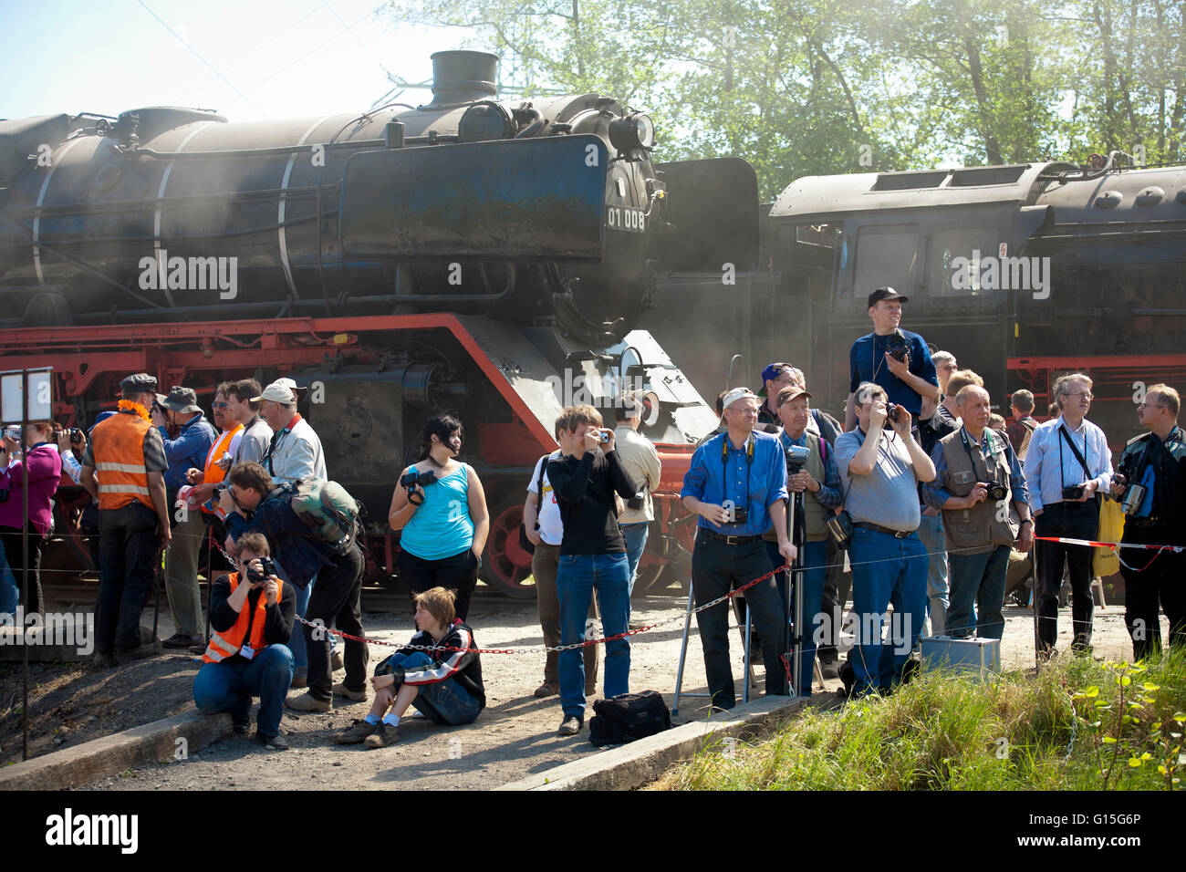 DEU, Germnay, région de la Ruhr, Bochum, musée du chemin de fer dans le quartier ancien, Dahlhausen locomotives à vapeur, les visiteurs prennent des photos de t Banque D'Images