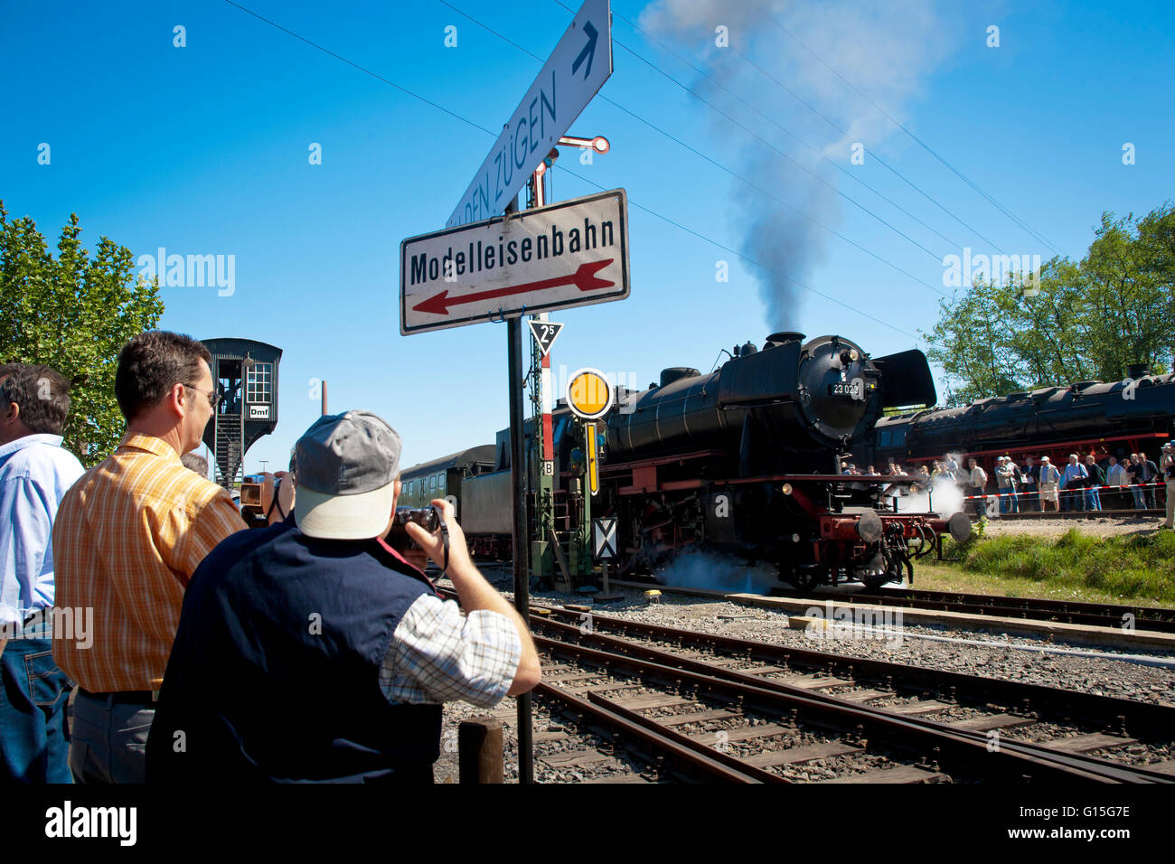 DEU, Germnay, région de la Ruhr, Bochum, musée du chemin de fer dans le quartier Dahlhausen, vieille locomotive à vapeur, les visiteurs prennent des photos de th Banque D'Images