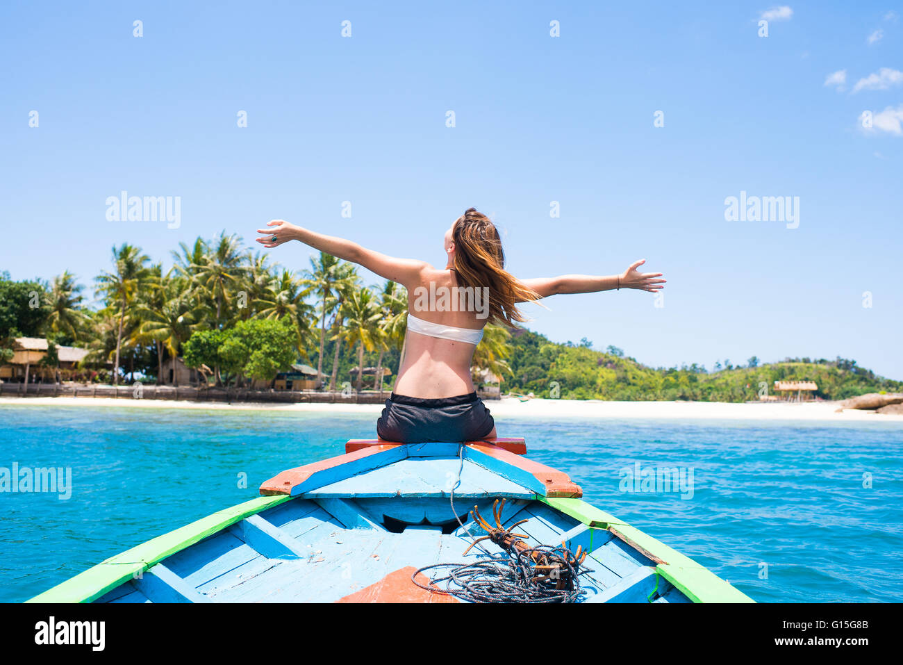 Fille sur le bateau dans l'île de Sumatra, Indonésie, Asie du Sud, Asie Banque D'Images