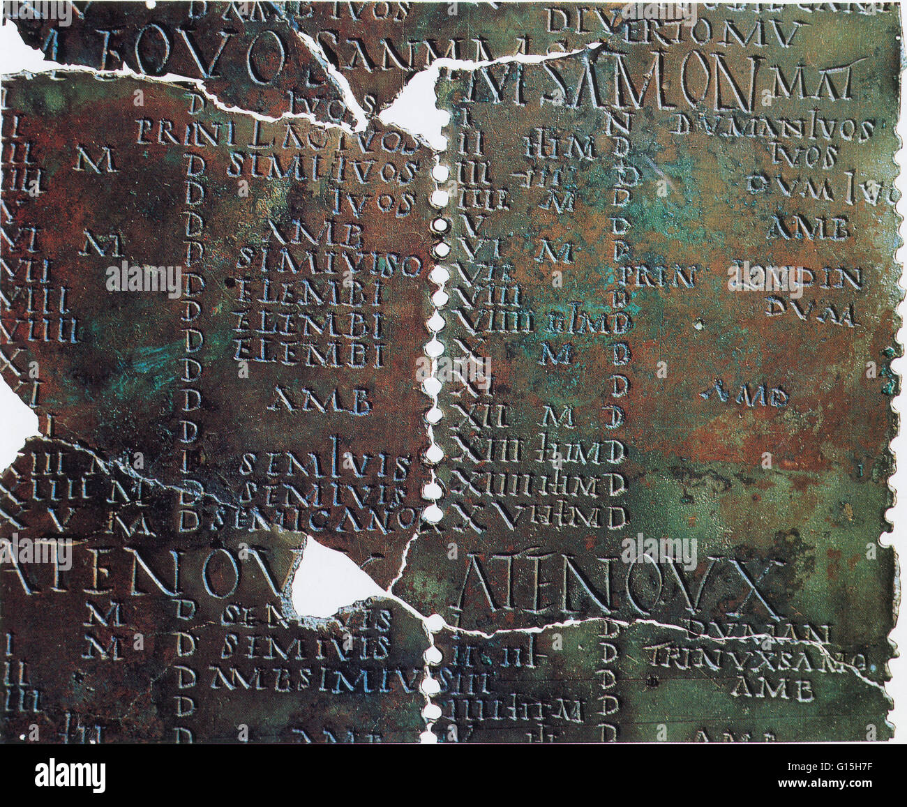 Un mois calendrier 64 bronze (premier ou deuxième siècle avant J.-C.) écrit dans une combinaison de chiffres romains et les lettres et la langue celtique de la Gaule, aidé druides sélectionnez le plus propice pour les jours de fêtes religieuses. Banque D'Images