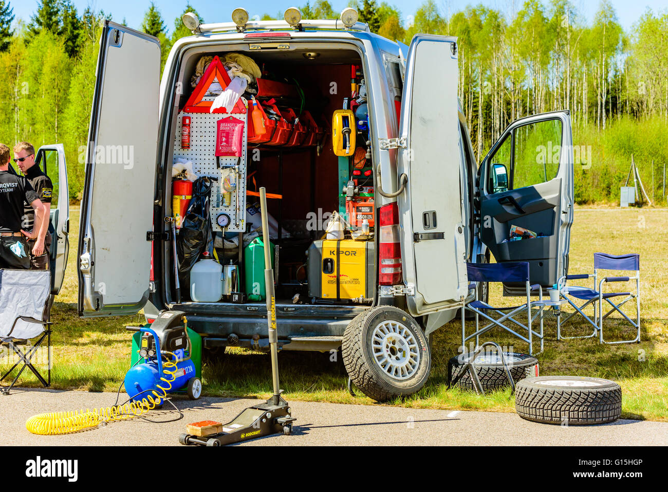 Emmaboda, Suède - mai 7, 2016 : 41ème Rallye de Suède du Sud dans le centre de services. Van Service ouvert avec porte arrière et beaucoup de différents Banque D'Images
