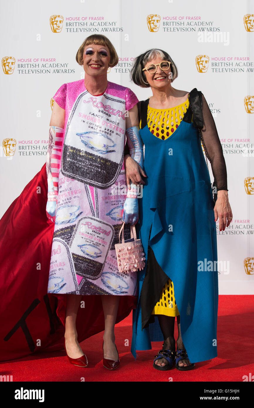 Londres, Royaume-Uni. 8 mai 2016. Artiste Grayson Perry avec l'épouse. Tapis rouge pour les arrivées de célébrité House of Fraser British Academy Television Awards au Royal Festival Hall. Banque D'Images