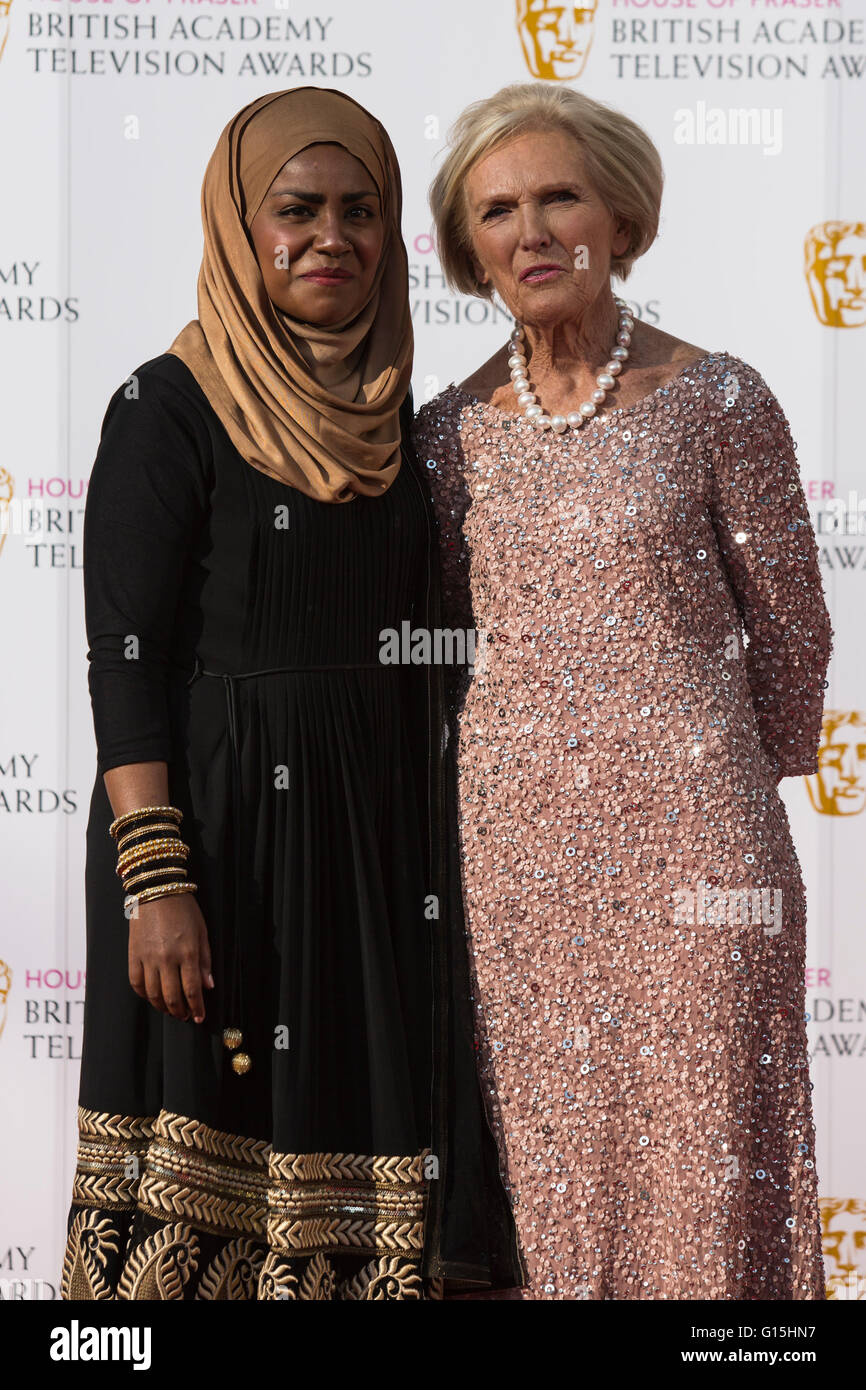 Londres, Royaume-Uni. 8 mai 2016. Nadiya Hussain et Mary Berry du Great British Bake Off. Tapis rouge pour les arrivées de célébrité House of Fraser British Academy Television Awards au Royal Festival Hall. Banque D'Images