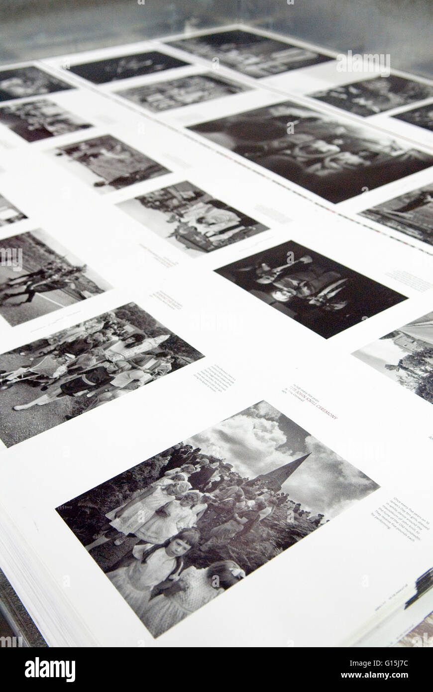 Livre italien EBS imprimantes Vérone. Une fois par an, certaines coutumes britanniques traditionnels par Homer Sykes draps plats. Banque D'Images