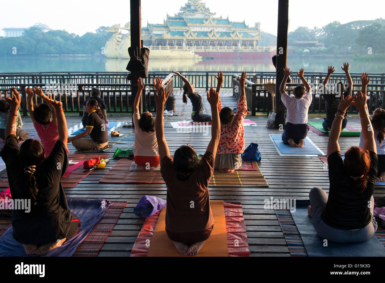 Exercices du matin dans Kandogyi avec parc Karaweik hall en arrière-plan, de Yangon (Rangoon), le Myanmar (Birmanie), l'Asie Banque D'Images