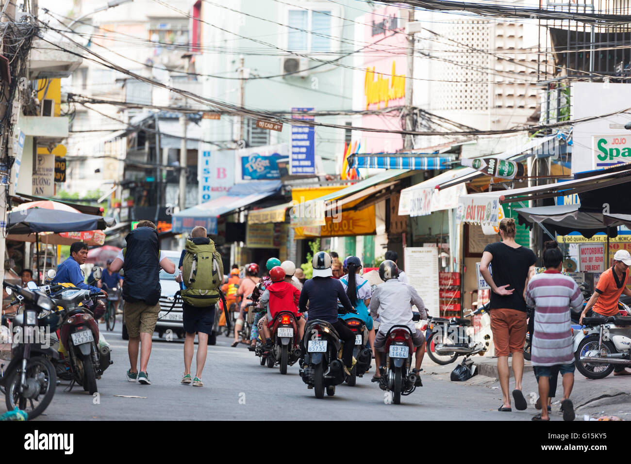 Backpackers on city street, Ho Chi Minh Ville (Saigon), Vietnam, Indochine, Asie du Sud-Est, l'Asie Banque D'Images