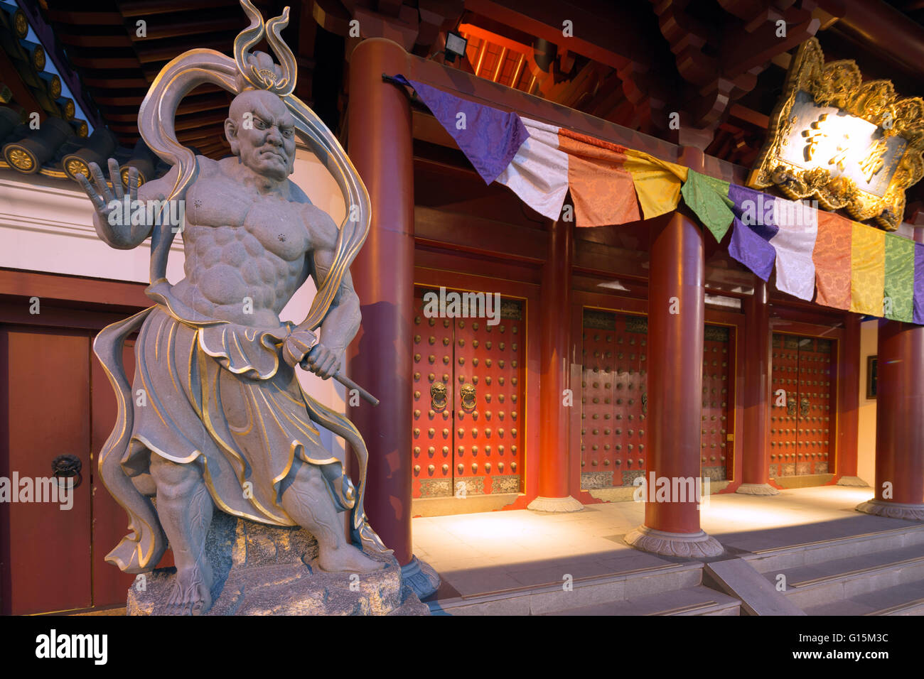 Guardian statue, Buddha Tooth Relic temple, Chinatown, Singapour, Asie du Sud, Asie Banque D'Images