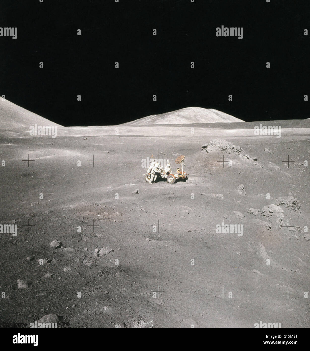 L'astronaute Harrison Schmitt et géologue à côté du rover lunaire au cours de la mission Apollo 17, décembre 1972. Apollo 17 était la onzième et dernière mission habitée dans l'United States programme spatial Apollo. Apollo 17 s'est posé sur la lune le 11 décembre 1972 i Banque D'Images