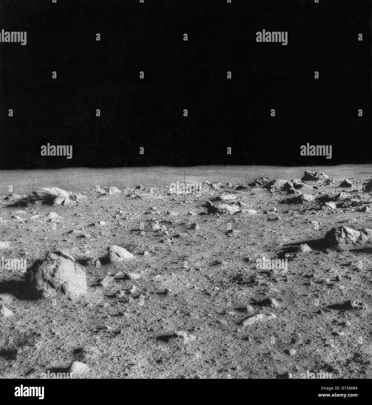 La surface lunaire, prises au cours de la mission Apollo 14. Apollo 14 était la huitième mission habitée dans l'United States programme Apollo, et le troisième à la terre sur la Lune. C'était la dernière des missions 'H', les atterrissages ciblées avec des séjours de deux jours sur la Lune wi Banque D'Images