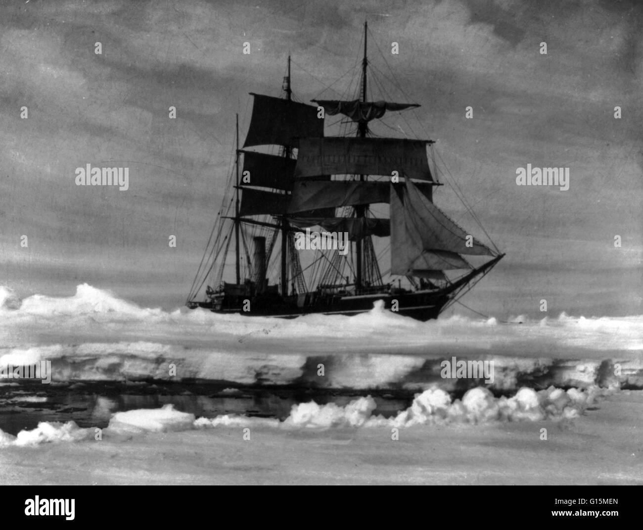 Imprimer intitulé : 'Terra Nova emprisonné dans la glace. 1910/1911.' Le Terra Nova (Latin pour Terre-Neuve) a été construit en 1884 pour la flotte baleinière et l'étanchéité de Dundee. Elle a travaillé pendant 10 ans dans la pêche au phoque annuelle dans la mer du Labrador, prouver sa valeur fo Banque D'Images