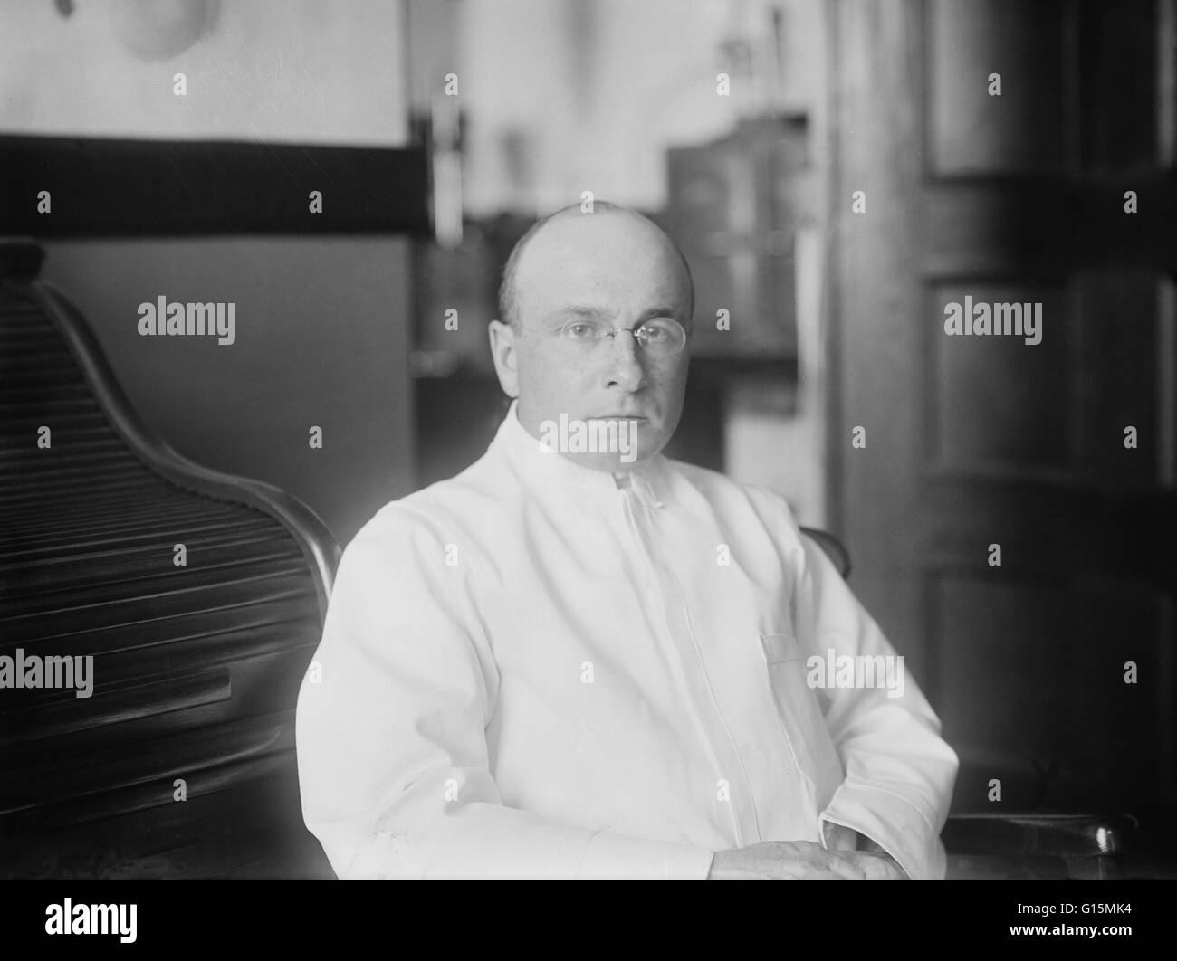 Alexis Carrel (28 juin 1873 - 5 novembre 1944) était un chirurgien et biologiste français. Entre 1901 et 1910 Carrel a mis au point une nouvelle techniques pour suturer les vaisseaux sanguins appelés "triangulation", qui a été inspiré par les leçons de couture et il a mené à son Nob Banque D'Images
