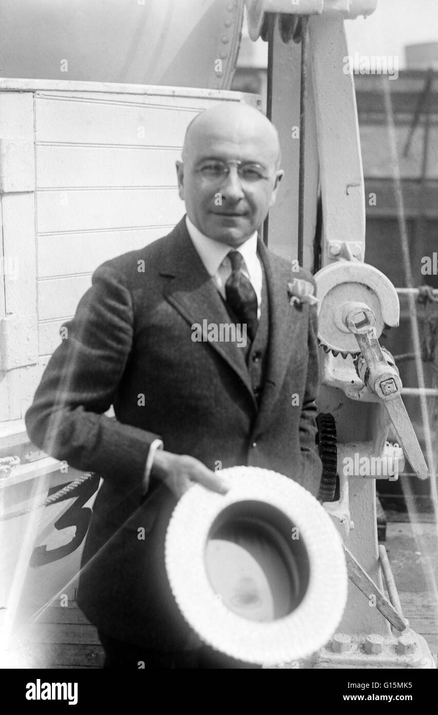 Alexis Carrel (28 juin 1873 - 5 novembre 1944) était un chirurgien et biologiste français. Entre 1901 et 1910 Carrel a mis au point une nouvelle techniques pour suturer les vaisseaux sanguins appelés "triangulation", qui a été inspiré par les leçons de couture et il a mené à son Nob Banque D'Images