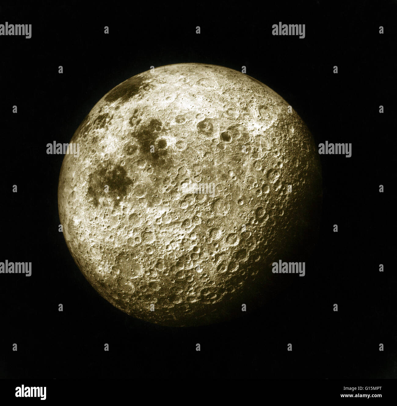 La lune à partir de 1000 Miles, montrant la face cachée des highlands et photographié par Ken Mattingly de la mission Apollo 16 en 1972. Apollo 16 était la dixième mission habitée dans l'United States programme spatial Apollo et le premier à terre dans la hautes terres. Banque D'Images