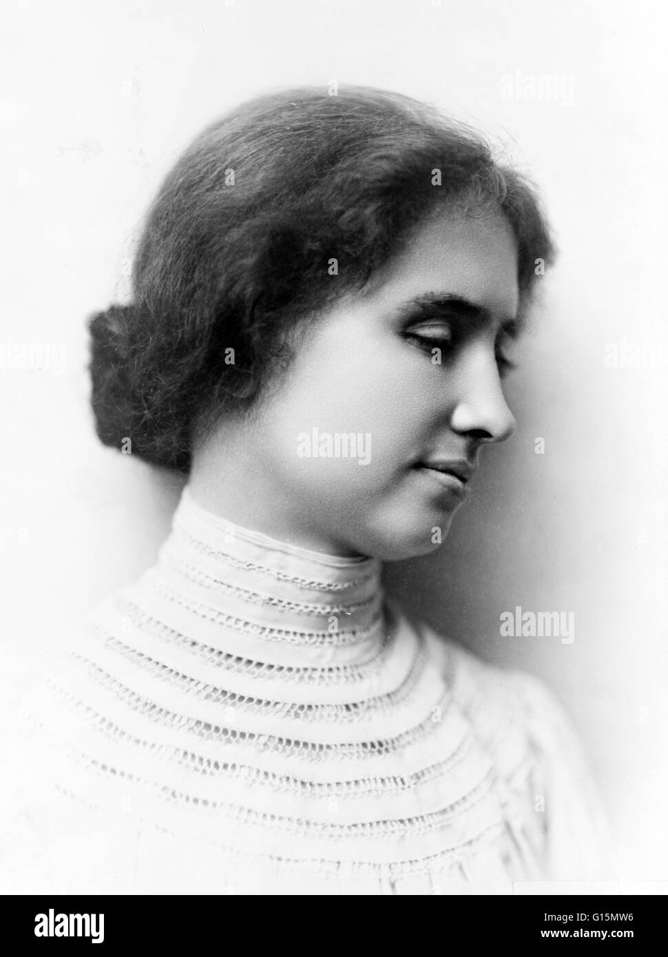 Keller, vers 1904. Helen Adams Keller (27 juin 1880 - 1 juin 1968) était un écrivain, activiste politique, et conférencier. Elle avait 19 mois quand elle a contracté une maladie, qui pourrait avoir été la scarlatine ou la méningite, qui a quitté son sourd et Banque D'Images