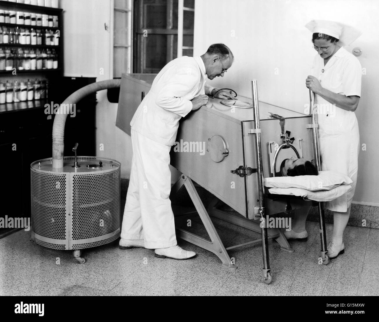 L'hôpital de mission de Sylvestre poumon de fer. M. Torrance, Soeur Lee, patient Dow. Mars, 1940. Le premier respirateur moderne et pratique surnommé le 'poumon' a été inventé par les chercheurs de Harvard Medical Philip Drinker et Louis Agassiz Shaw en 1927. L'invent Banque D'Images