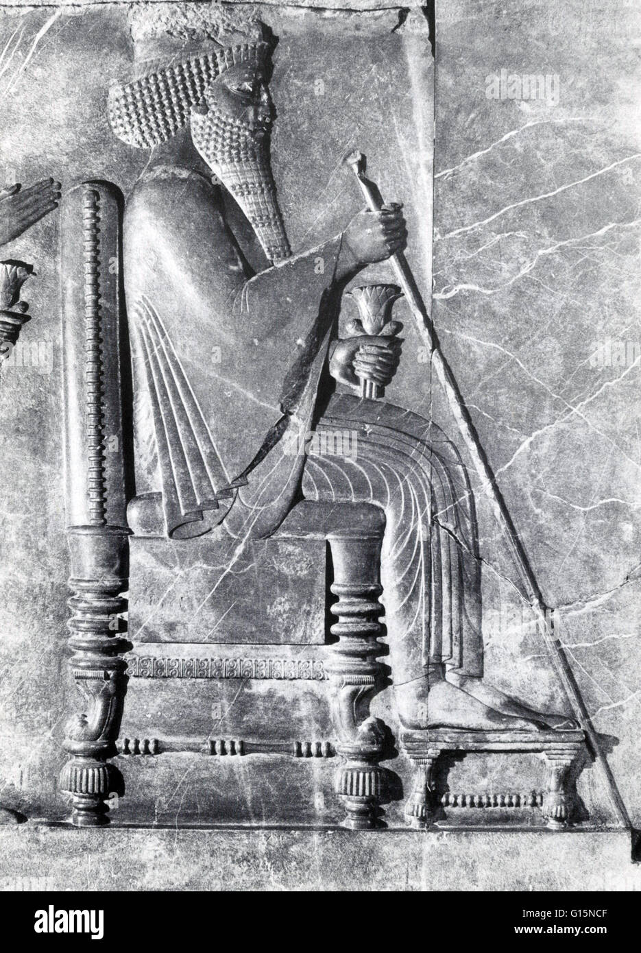 Sculpture Relief de Darius le Grand sur son trône, tenant un sceptre et lotus, et de recevoir les délégations de l'Empire, à Persepolis, Iran. Persepolis a été l'ancienne capitale de l'Empire perse de 500 BC. Banque D'Images