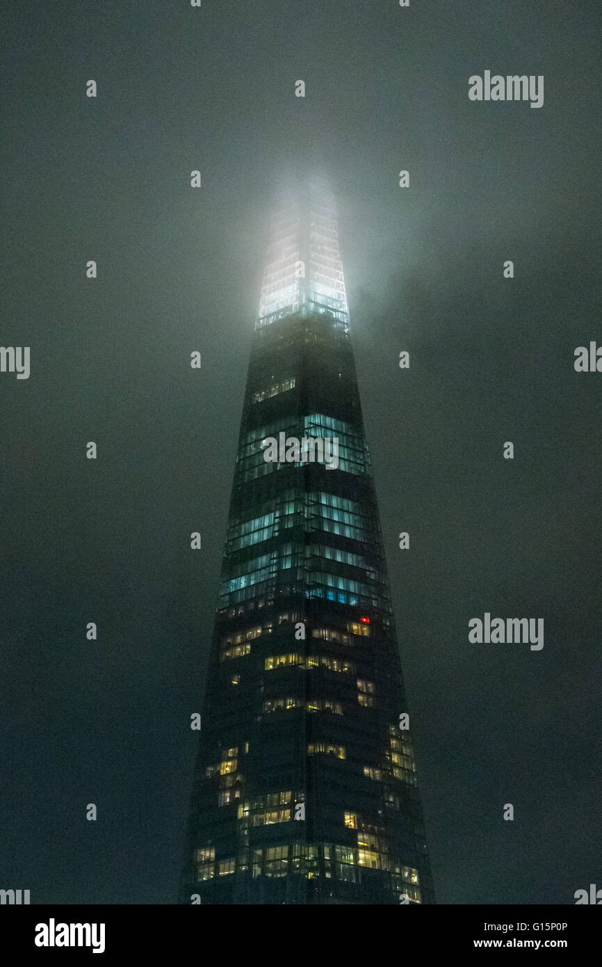 Le Shard (tesson de verre) dans le brouillard la nuit, Londres, Angleterre, Royaume-Uni Banque D'Images