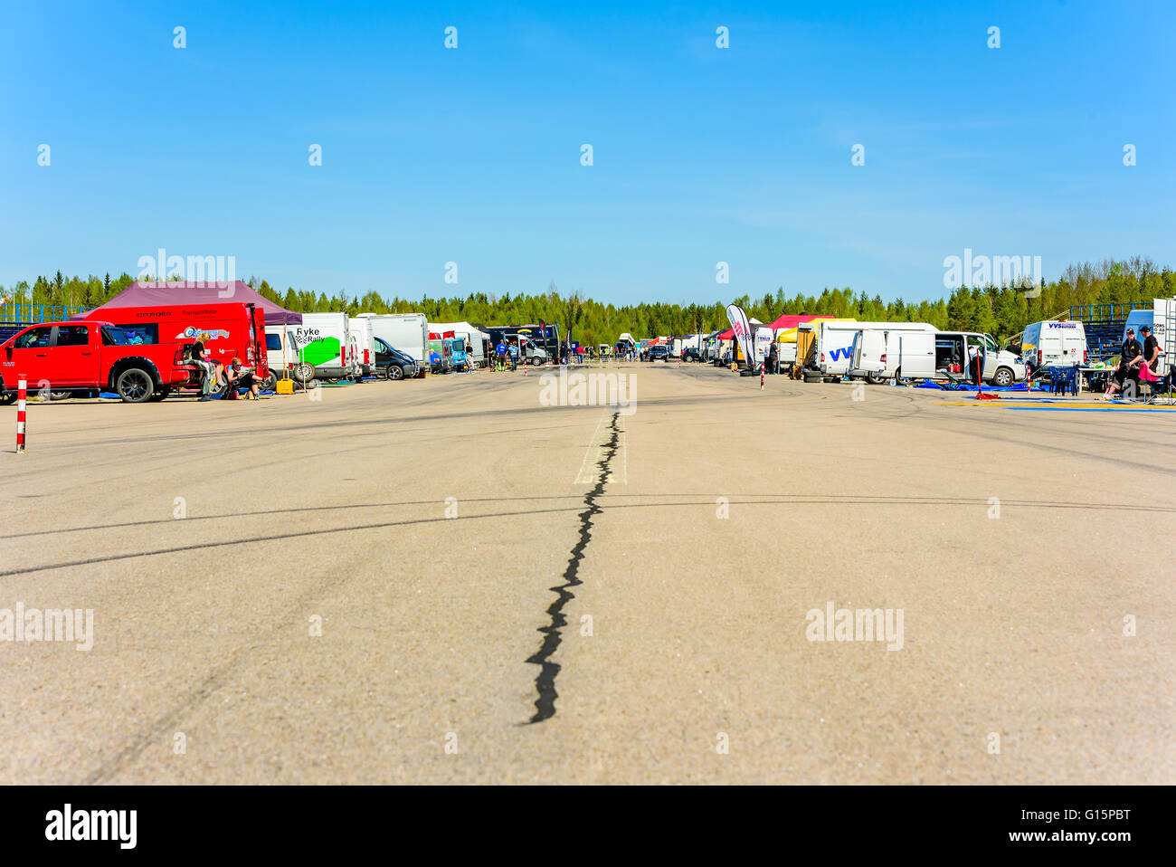 Emmaboda, Suède - mai 7, 2016 : 41ème Rallye de Suède du Sud dans le centre de services. La piste d'fonctionne comme zone de dépôt avec des stations d'évaluation environnementale Banque D'Images