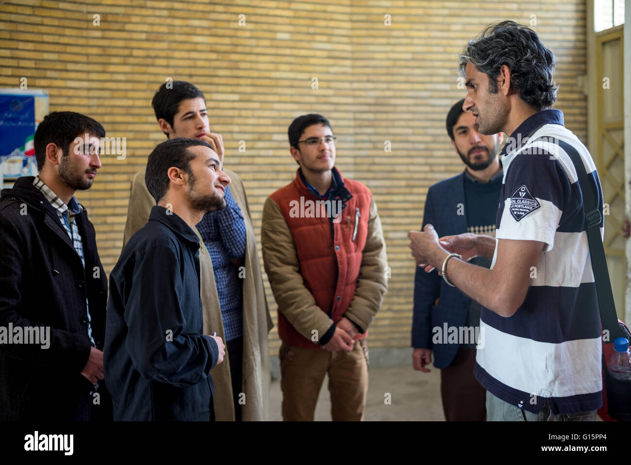 Les étudiants de débats Hossein madrasa de Hamadan, en Iran. Banque D'Images