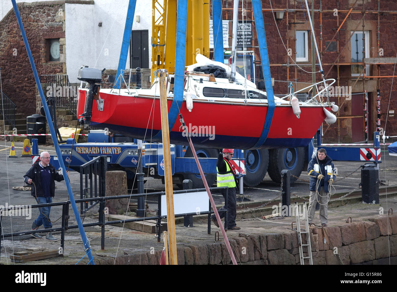 Levage par grue mobile en yacht Harbour, North Berwick Banque D'Images