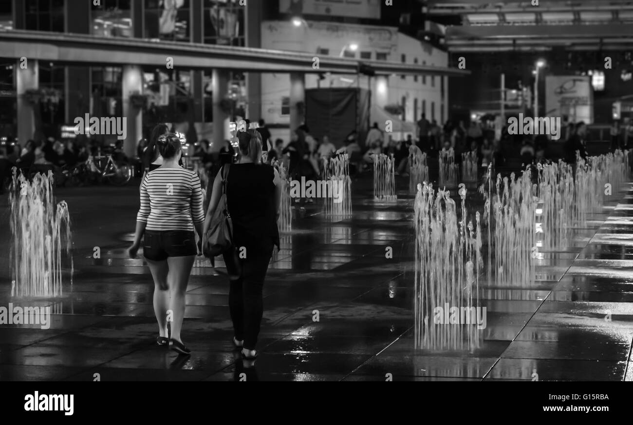 Toronto, Canada - 29 mai 2013 : Yonge-Dunda Square de Toronto. - Yonge Dunda Square est une place publique et commerciale, accueille de nombreux Banque D'Images