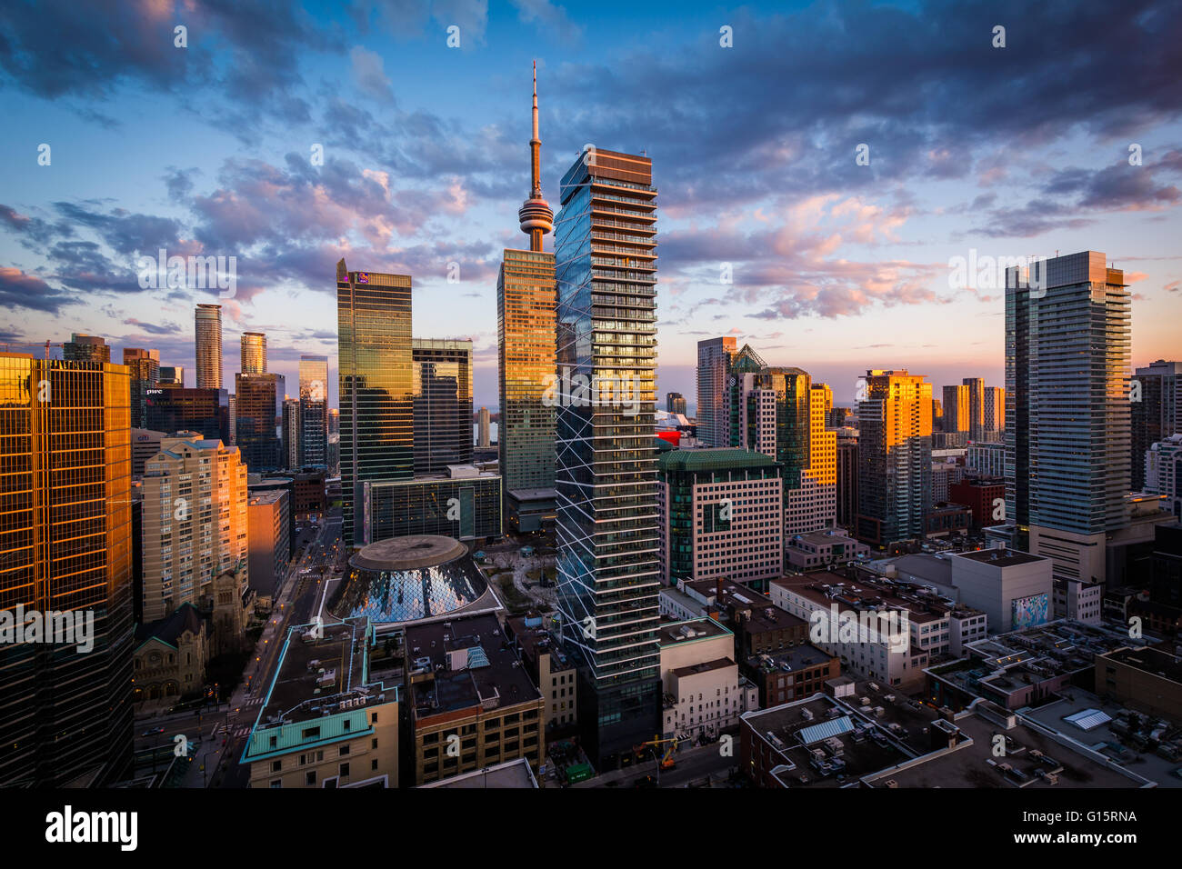 Vue de bâtiments modernes au coucher du soleil au centre-ville de Toronto, Ontario. Banque D'Images