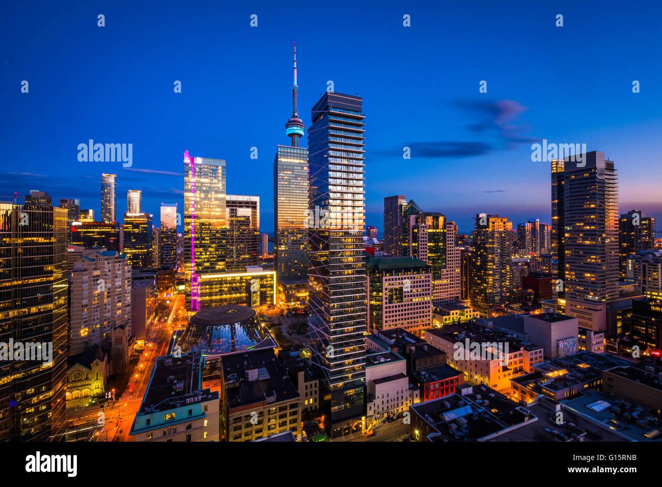 Vue de bâtiments modernes au crépuscule dans le centre-ville de Toronto, Ontario. Banque D'Images