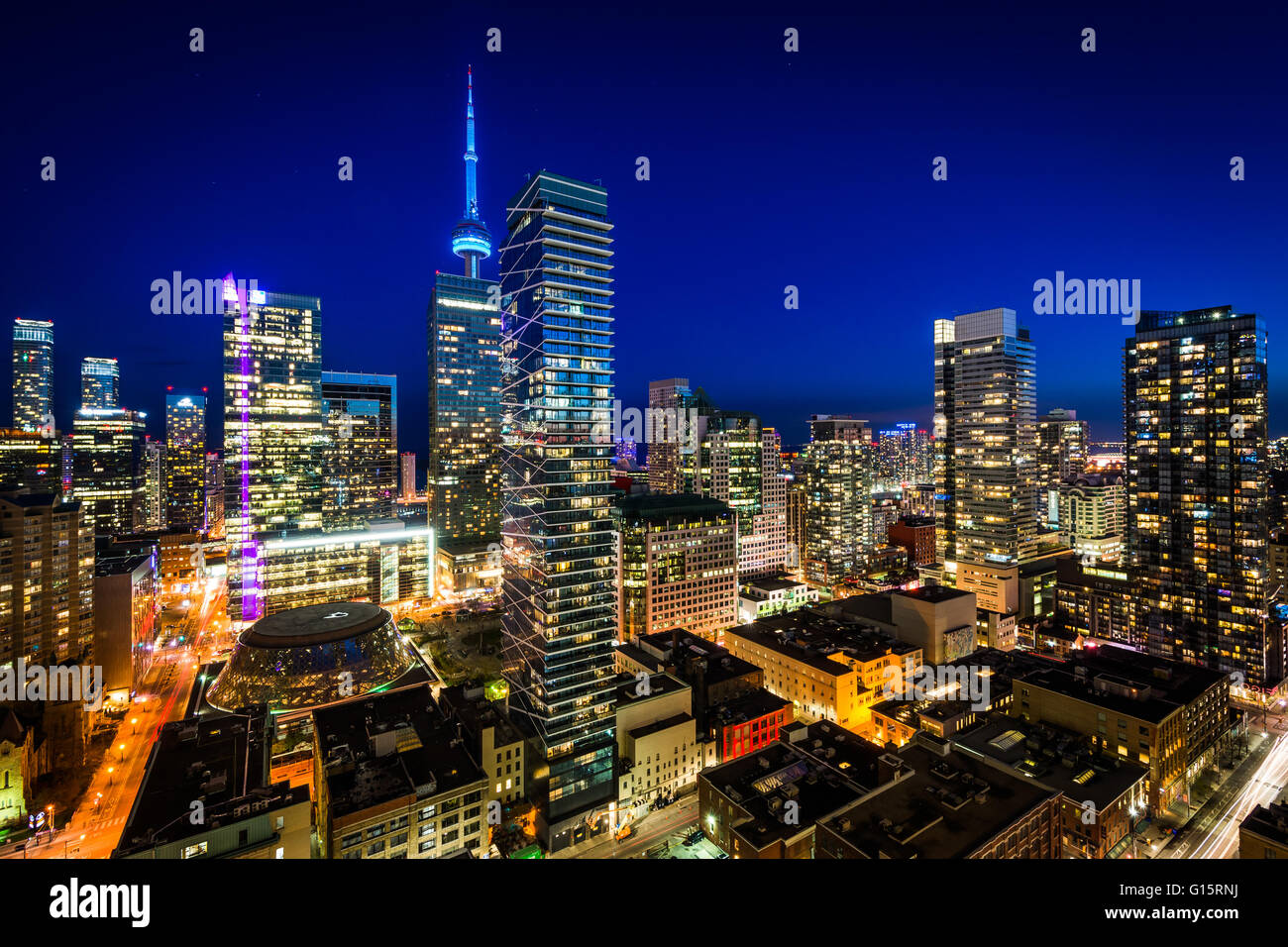 Vue de bâtiments modernes au crépuscule dans le centre-ville de Toronto, Ontario. Banque D'Images