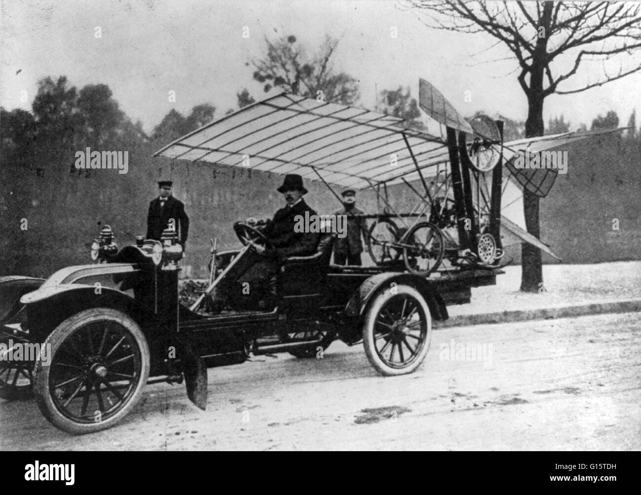 Prenant son Demoisille Santos-Dumont sur monoplan à la pratique pour un vol, 1909. Alberto Santos-Dumont (Juillet 20, 1873 - Juillet 23, 1932) était un pionnier de l'aviation brésilienne. L'héritier d'une riche famille de producteurs de café, il se consacre à Banque D'Images