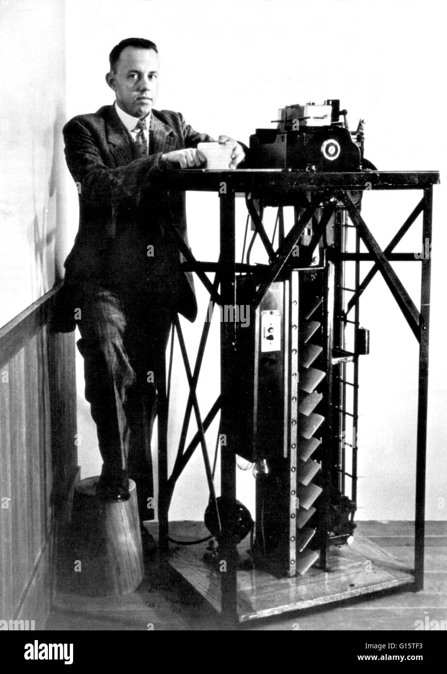 Le système d'origine électrique Hollerith tabulating n'ont pas une méthode adéquate pour le tri de cartes. Cela est devenu un problème dans le recensement agricole 1900, Herman Hollerith donc développé une trieuse automatique. Le premier était un modèle de table avec les bacs Banque D'Images