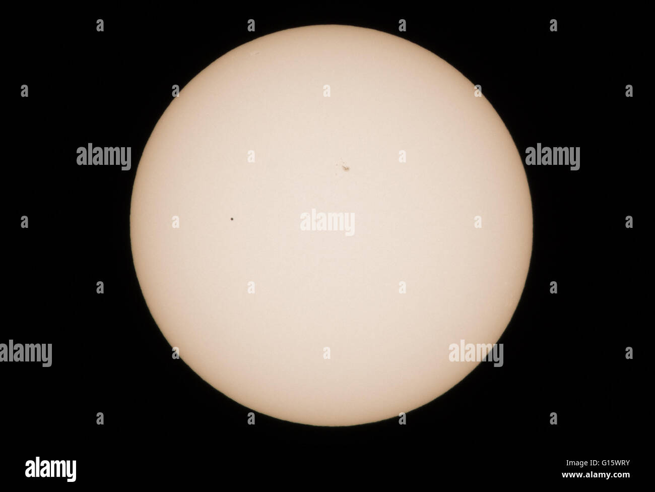 Nykoping, Suède. 9 mai, 2016. Le mercure passe devant le soleil, considéré comme une petite tache sombre au milieu à gauche du soleil. Credit : Stefan/Sollfors Alamy Live News Banque D'Images