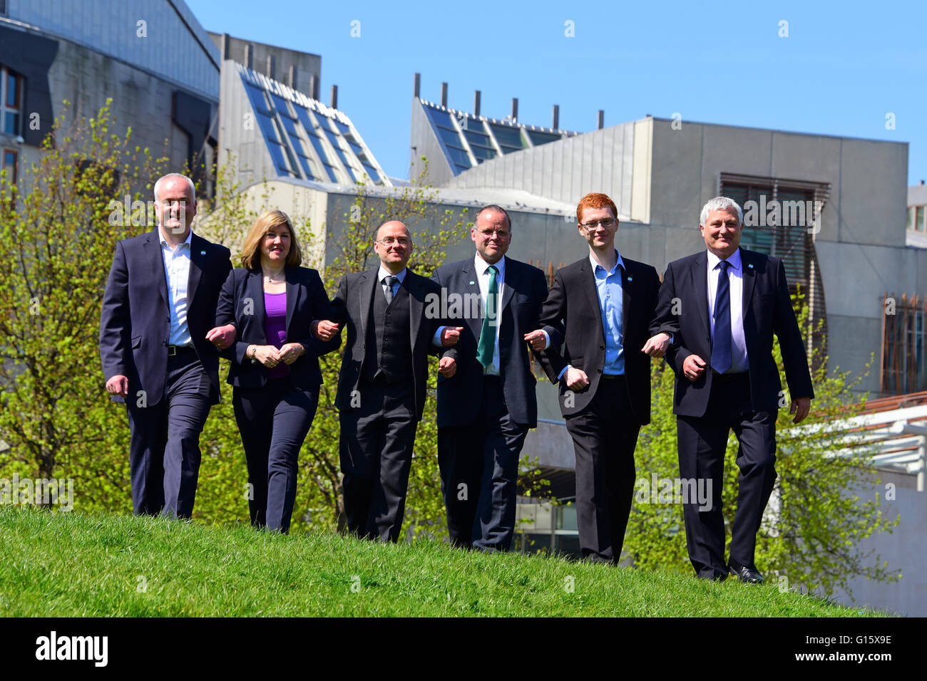 Edinburgh, Ecosse, Royaume-Uni, 09 mai, 2016. Les six nouveaux élus Verts écossais MSPs décrit l'extérieur du Parlement écossais sur leur première journée de travail, de G à D, Mark Ruskell, Alison Johnstone, Patrick Harvie, Andy Wightman, Ross Finnie, John Greer, Crédit : Ken Jack / Alamy Live News Banque D'Images