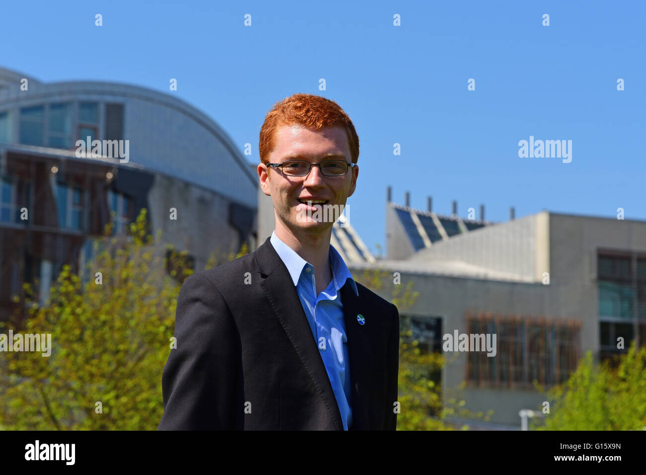 Edinburgh, Ecosse, Royaume-Uni, 09 mai, 2016. Le plus jeune MSP, 21 ans membre vert écossais Ross Greer le parlement écossais à l'extérieur de la photo, Photo : Ken Jack / Alamy Live News Banque D'Images