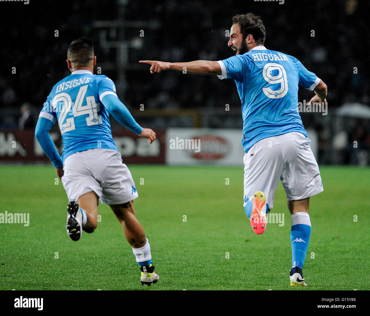 Turin, Italie. 8 mai, 2016 : Gonzalo Higuain (à gauche) célèbre après avoir marqué avec Lorenzo insigne au cours de la série d'un match de football entre Torino FC et SSC Naples Banque D'Images