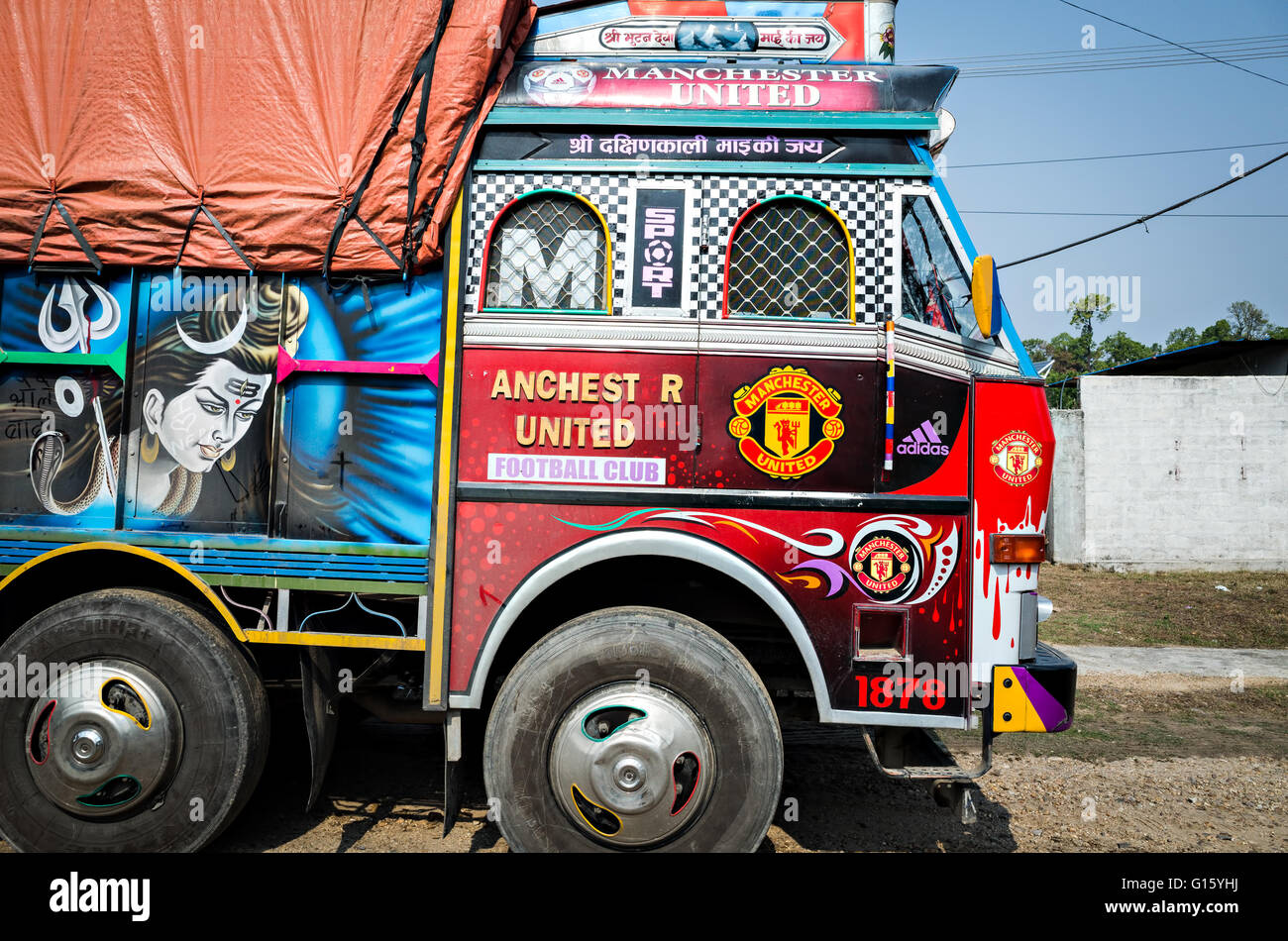 Hetauda, région centrale, au Népal. 9 mai 2016. Logo Manchester United sur un camion (camion). Manchester United est l'un des très populaire et aimé de l'équipe de soccer au Népal. Credit : Suman Acharya/Alamy Live News Banque D'Images